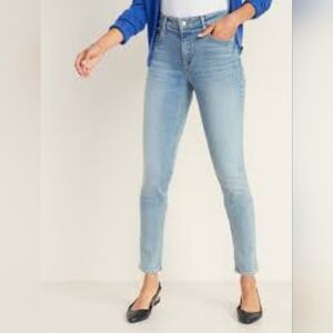 * Old Navy size 28 Rockstar super skinny